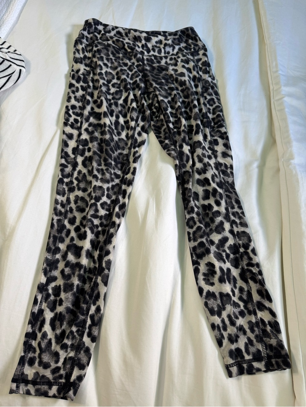 Source Unknown Black & White Leopard Print Leggings